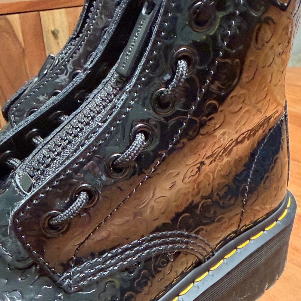 Dr. Martens Black Boots with Embossed Cheetah Design, Women - Picture 4 of 5